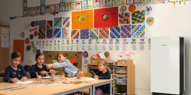 Sorgt für ein gutes Raumklima und verringert das Infektionsrisiko durch Viren im Schulbetrieb und Kindergarten: einer von drei neuen Luftreinigern Miele AirControl.  © Miele
