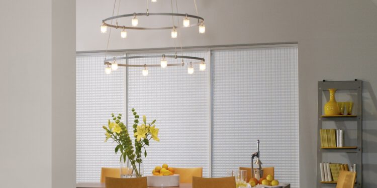 Dreistöckige Designleuchte mit Halogenlichtquellen für wohnliches, warmweißes Licht. © licht.de/Oligo