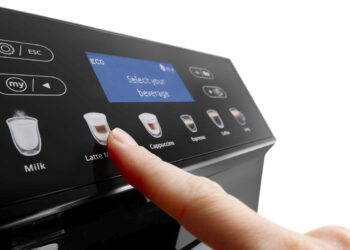Das Modell lässt sich über ein intuitives Soft Touch Bedienfeld mit LCD-Grafikdisplay steuern. © De‘Longhi