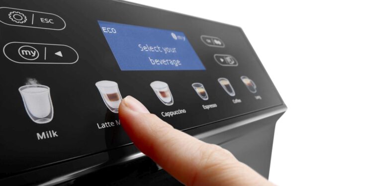 Das Modell lässt sich über ein intuitives Soft Touch Bedienfeld mit LCD-Grafikdisplay steuern.  © De‘Longhi