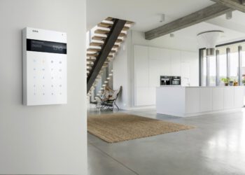 Alarm Connect ist ein Funk-Alarmsystem für alle Lebensbereiche. Es übertrifft herkömmliche Alarmanlagen bei weitem, denn es bietet Schutz für viele Einsatzbereiche und vermittelt so ein ganz neues Gefühl von Geborgenheit in den eigenen vier Wänden. © Gira