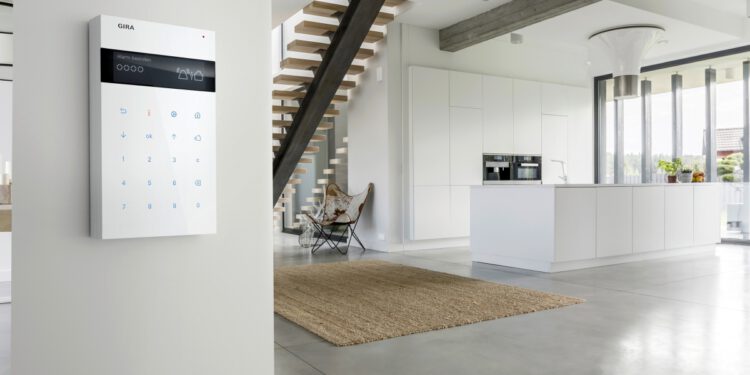 Alarm Connect ist ein Funk-Alarmsystem für alle Lebensbereiche. Es übertrifft herkömmliche Alarmanlagen bei weitem, denn es bietet Schutz für viele Einsatzbereiche und vermittelt so ein ganz neues Gefühl von Geborgenheit in den eigenen vier Wänden. © Gira