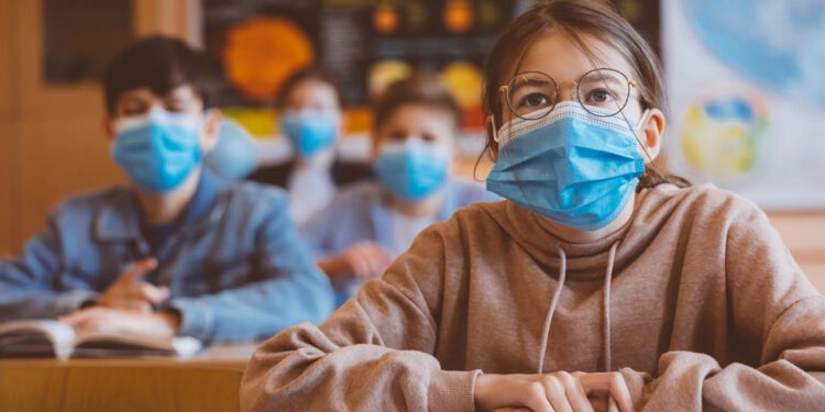 Schulkinder mit Maske