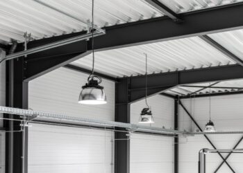 Für den Neubau einer Parkgarage in steuerte Ledvance ein Beleuchtungskonzept mit 20 High Bay DALI CLO LED-Leuchten bei. © Ledvance