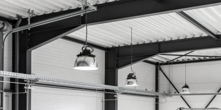 Für den Neubau einer Parkgarage in steuerte Ledvance ein Beleuchtungskonzept mit 20 High Bay DALI CLO LED-Leuchten bei. © Ledvance