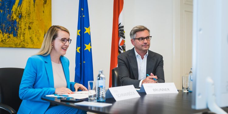 Schramböck/Brunner: "Volles Potential der Photovoltaik-Anlagen ausschöpfen." (c) Philipp Hartberger/BMDW