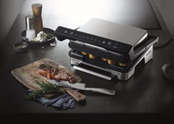 Der neue Tischgrill von WMF: Elegantes Design in Cromargan-Optik und hochwertiges Material aus antihaftbeschichteten Aluminium-Druckguss-Grillplatten. © WMF