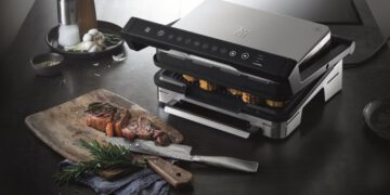 Der neue Tischgrill von WMF: Elegantes Design in Cromargan-Optik und hochwertiges Material aus antihaftbeschichteten Aluminium-Druckguss-Grillplatten. © WMF