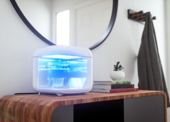 Die zusätzliche Schutzfunktion der Desinfektionsbox schaltet das Gerät automatisch ab, wenn der Deckel geöffnet wird. © Signify