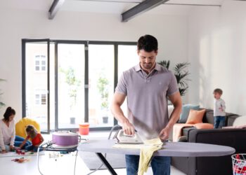 Auch das Vorsortieren der Bügelwäsche ist nun nicht mehr nötig: Die smarte iCare Technologie schützt die Kleidung mit einer sicheren Temperatur – ganz egal um welche Stoffe es sich handelt. (c) Braun