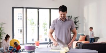 Auch das Vorsortieren der Bügelwäsche ist nun nicht mehr nötig: Die smarte iCare Technologie schützt die Kleidung mit einer sicheren Temperatur – ganz egal um welche Stoffe es sich handelt. (c) Braun