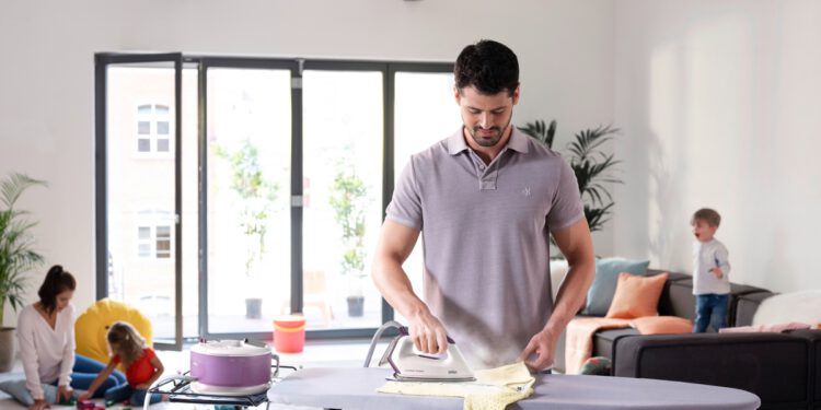 Auch das Vorsortieren der Bügelwäsche ist nun nicht mehr nötig: Die smarte iCare Technologie schützt die Kleidung mit einer sicheren Temperatur – ganz egal um welche Stoffe es sich handelt. (c) Braun