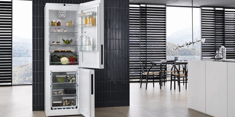 Die Stand-Kühl-/Gefrierkombination KFN 28132 D ws mit attraktiver Ausstattung gibt es mit dem 50 Euro Bestseller-Bonus bereits um 749 Euro (UVP). © Miele