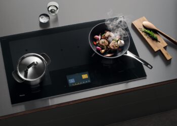 Das Miele-Induktionskochfeld KM 7999 bietet flexiblen Raum für bis zu fünf Kochgeschirre und wird über ein Touch-Display bedient. © Miele