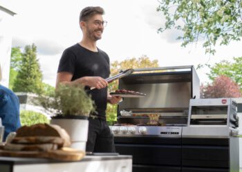 Die modulare Outdoor-Küche von Otto Wilde mit dem Gasgrill G32 und dem O.F.B.-Oberhitzegrill für höchsten Grillgenuss in gemütlicher Runde. © Otto Wilde Grillers