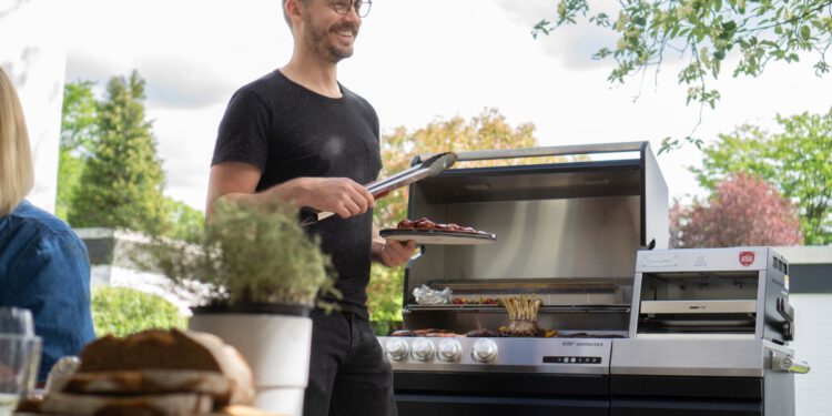 Die modulare Outdoor-Küche von Otto Wilde mit dem Gasgrill G32 und dem O.F.B.-Oberhitzegrill für höchsten Grillgenuss in gemütlicher Runde. © Otto Wilde Grillers