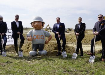 Dipl. Ing. Schöllhammer, Prok. Ing. Pfitzner, das OBO Männchen, OBO Austria Geschäftsführer Dipl.–Ing. (FH) / EUR ING Jürgen Marksteiner, Dipl. Ing. Linde, OBO Austria Geschäftsführer Dipl.-HTL-Ing. / EUR ING Heinz Haider (c) OBO Bettermann