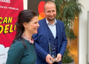 HandyShop.cc durfte sich den Preis als „Beliebtester mittelständischer Händler“ mit nach Hause nehmen. © Handelsverband