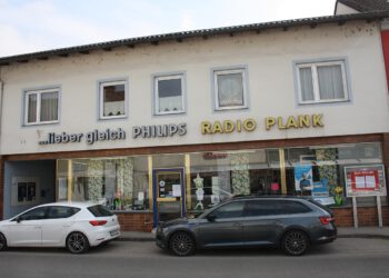 Optisch eine Reise in vergangene Zeiten, doch Radio Plank hat es in sich: Die
Inhaberin bietet trotz Pension ihren Service mit viel Engagement an.