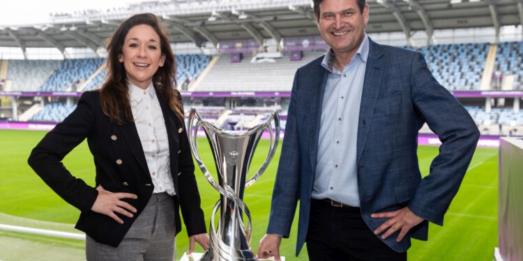 UEFA Chief of Women‘s Football Nadine Kessler und Euronics General Manager John Olsen mit der Trophäe vor dem UEFA Women‘s Champions League Finale zwischen Chelsea FC und Barcelona in Gamla Ullevi am 15. Mai 2021 in Göteborg, Schweden. (c) Boris Streubel/UEFA via Getty Images