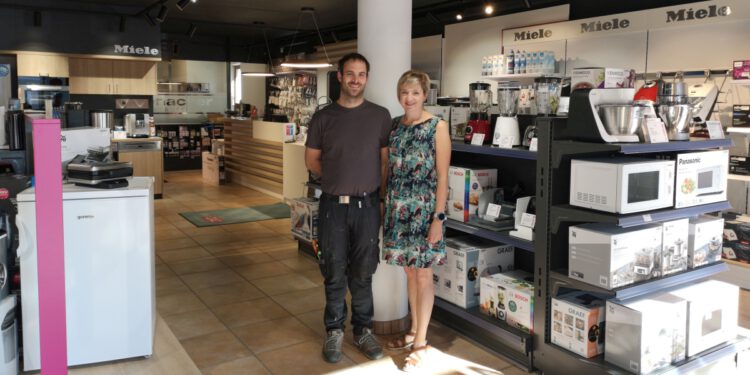 Der Neo-Eigentümer führt das Geschäft gemeinsam mit seiner Gattin Julia. © Ronacher Elektrotechnik