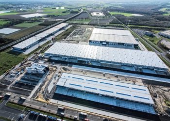 Der österreichische Markt wird voraussichtlich aus dem deutschen Logistikzentrum in Krefeld beliefert. Die Logistikzentrale umfasst 5.500 Quadratmeter Stellfläche sowie 500 Quadratmeter für Büro- sowie Arbeitsräumlichkeiten. Auf dem Areal seien zudem ausreichend Flächen vorhanden, um das Logistikzentrum flexibel zu erweitern. © Digitec Galaxus