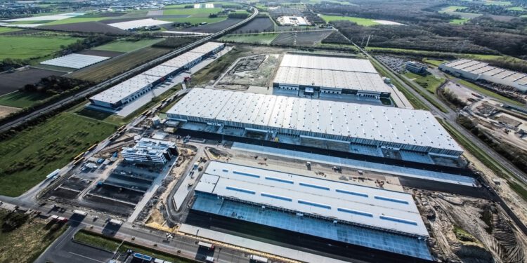 Der österreichische Markt wird voraussichtlich aus dem deutschen Logistikzentrum in Krefeld beliefert. Die Logistikzentrale umfasst 5.500 Quadratmeter Stellfläche sowie 500 Quadratmeter für Büro- sowie Arbeitsräumlichkeiten. Auf dem Areal seien zudem ausreichend Flächen vorhanden, um das Logistikzentrum flexibel zu erweitern. © Digitec Galaxus