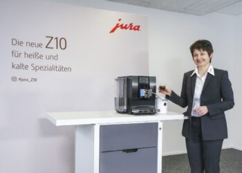 JURA-Schulungsleiterin Maria Heidegger nutzte bereits bei der virtuellen JURA Coffee Tour einen POP UP-Store zur Präsentation. Drei Stück gibt’s österreichweit. © Jura