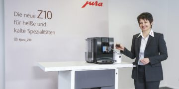 JURA-Schulungsleiterin Maria Heidegger nutzte bereits bei der virtuellen JURA Coffee Tour einen POP UP-Store zur Präsentation. Drei Stück gibt’s österreichweit. © Jura