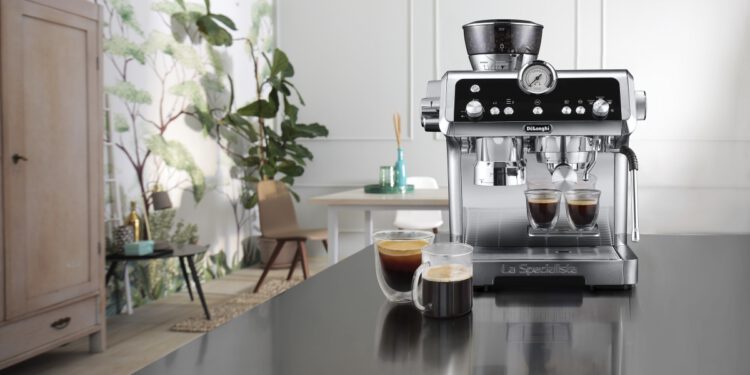Die neue La Specialista Prestigio in ihrem Edelstahlgehäuse mit integriertem Manometer orientiert sich am legendären Design der klassischen, italienischen Siebträger-Espressomaschinen. © De‘Longhi