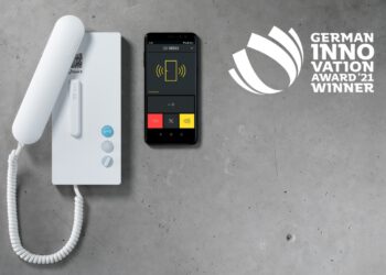 Modernisierung mit IQ: Die Siedle IQ-Haustelefone bringen den Türruf auch in alten Bestandsanlagen auf das Smartphone. Die nachhaltige Produktinnovation hat der Rat für Formgebung mit dem German Innovation Award 2021 prämiert. © Siedle