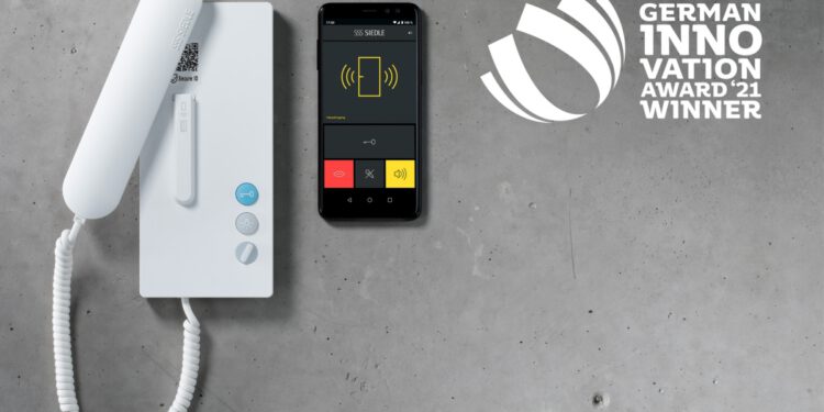 Modernisierung mit IQ: Die Siedle IQ-Haustelefone bringen den Türruf auch in alten Bestandsanlagen auf das Smartphone. Die nachhaltige Produktinnovation hat der Rat für Formgebung mit dem German Innovation Award 2021 prämiert. © Siedle