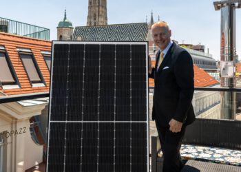 Markus König, Gründer und Geschäftsführer von Suntastic.Solar präsentiert ein neues Modul von Jinko Solar mit N-Type-Zellen. Die neue Technologie macht die Leistung des Moduls über die Jahre wesentlich stabiler. © Suntastic.Solar