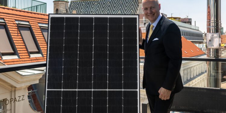 Markus König, Gründer und Geschäftsführer von Suntastic.Solar präsentiert ein neues Modul von Jinko Solar mit N-Type-Zellen. Die neue Technologie macht die Leistung des Moduls über die Jahre wesentlich stabiler. © Suntastic.Solar