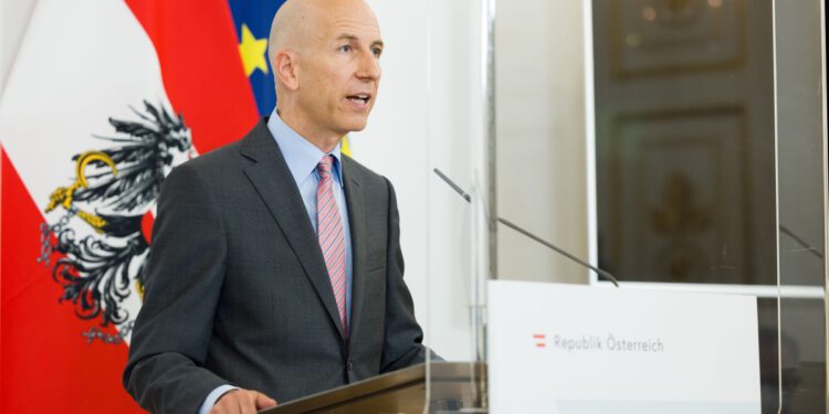 Bundesminister Martin Kocher kündigte die "Aktion Sprungbrett" an. (c) BKA/Christopher Dunker