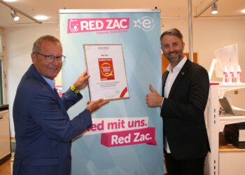 Institutsvorstand Werner Beutelmeyer überreicht die Urkunde an Brendan Lenane. © Red Zac