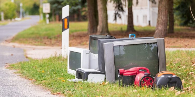 Auch wer seinen Elektroschrott den Sammelbrigaden überlasst macht sich strafbar. (c) Adobe Stock/Ronald Rampsch