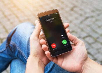 Mit einer vernetzten Türsprechstelle hat man die Haustür immer in der Hosentasche. (c) Telegärtner