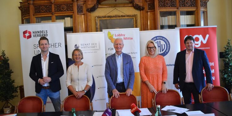 Rainer Will (Handelsverband), Gabrielle Stowasser (Senat der Wirtschaft), Wolfgang Lusak (Lobby der Mitte), Michaela Reitterer (Österreichische Hoteliersvereinigung) und Peter Lieber (Gewerbeverein)