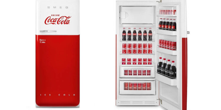 Smeg Kühlschrank serviert Coca-Cola stilecht
