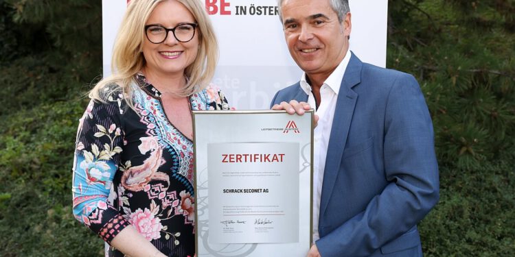 Monica Rintersbacher (Geschäftsführerin Leitbetriebe Austria) und Wolfgang Kern (Vorstand Schrack Seconet). (c) Katharina Schiffl