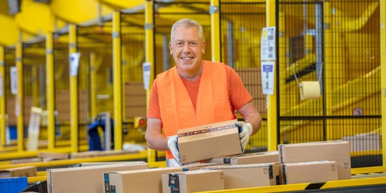 Amazon Mitarbeiter im Lager