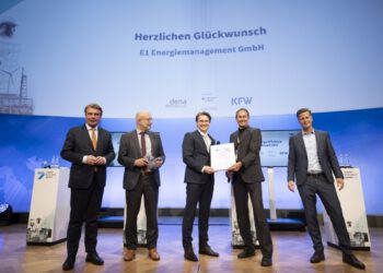 v.l.n.r.: Thomas Bareiß (Parlamentarischer Staatssekretär im BMWi), Andreas Kuhlmann (Vorsitzender der DENA-Geschäftsführung), Prokurist Thomas Müller und Projektleiter Michael Pietzner (Energie Steiermark/E1) und Philipp Tilleßen (Direktor Produktmanagement KfW).