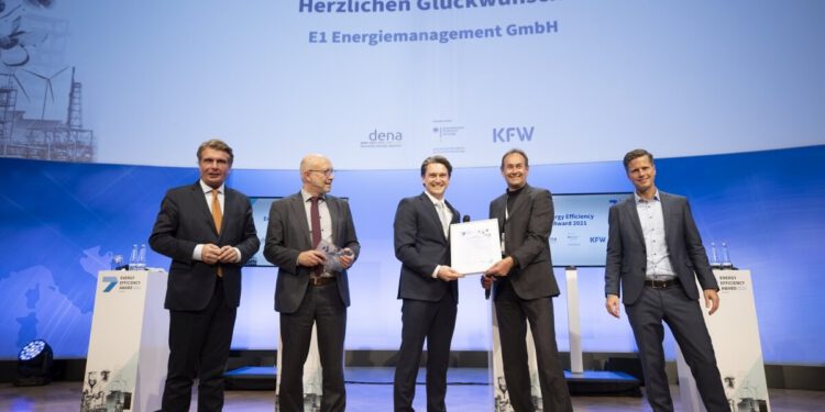 v.l.n.r.: Thomas Bareiß (Parlamentarischer Staatssekretär im BMWi), Andreas Kuhlmann (Vorsitzender der DENA-Geschäftsführung), Prokurist Thomas Müller und Projektleiter Michael Pietzner (Energie Steiermark/E1) und Philipp Tilleßen (Direktor Produktmanagement KfW).