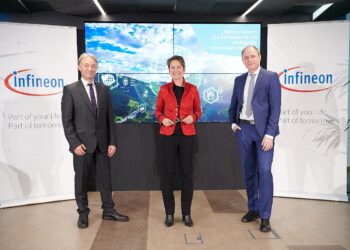 Infineon Austria Bilanzpressekonferenz 2021 v.l.n.r.: Thomas Reisinger, Infineon Technologies Austria AG; Sabine Herlitschka, Vorstandsvorsitzende Infineon Technologies Austria AG und Oliver Heinrich, Finanzvorstand Infineon Technologies Austria AG. © Infineon Technologies Austria AG/APA-Fotoservice/Hörmandinger