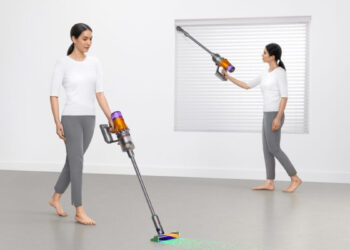 Frau mit Dyson-Staubsauger