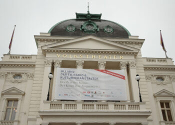 Kultur und Rundfunk fordern den Erhalt ihres UFH-Frequenzspektrums auf der Fassade des Volkstheaters.