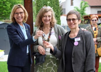 Übergabe des Schlüssels für das Frauenhaus. Die Stockerauer Bürgermeisterin Andrea Völkl (li.), Manuela Kräuter (Mitte) und Veronika Wolf (rechts) vom Verein Frauen für Frauen