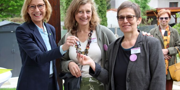 Übergabe des Schlüssels für das Frauenhaus. Die Stockerauer Bürgermeisterin Andrea Völkl (li.), Manuela Kräuter (Mitte) und Veronika Wolf (rechts) vom Verein Frauen für Frauen