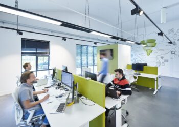 Lichtmanagementsysteme kombinieren bei Bedarf das natürliche Licht mit künstlicher Beleuchtung